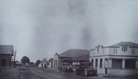 Antiga Rua Coronel Cristiano. Constru&ccedil;&atilde;o do hospital &agrave; esquerda