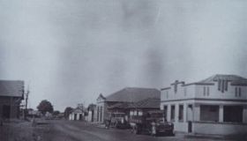 Antiga Rua Coronel Cristiano. Construção do hospital à esquerda
