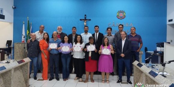Servidores públicos municipais que se aposentaram em 2022 são homenageados com Diploma de Honra ao Mérito